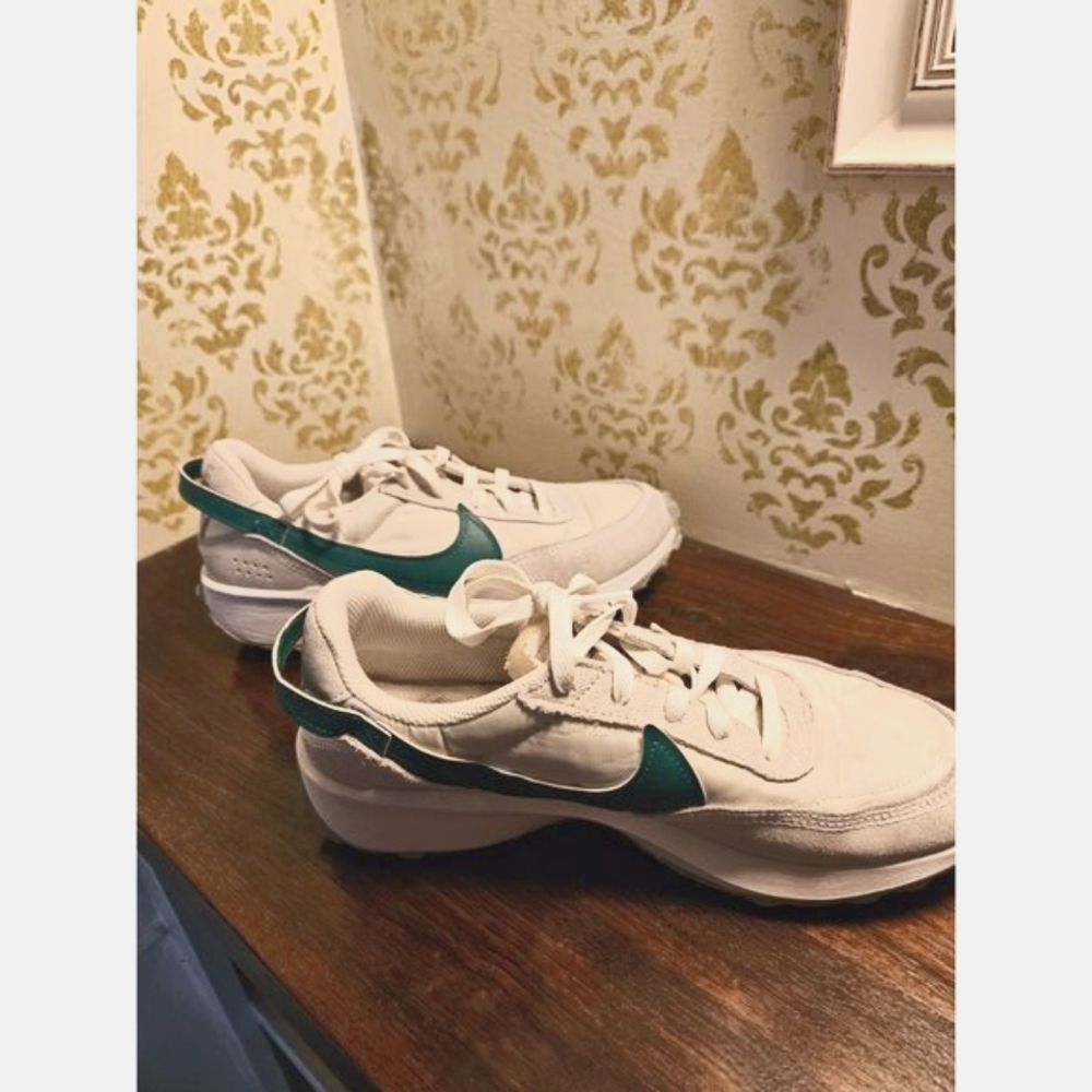Nike Womens White/Green Waffle Size 9